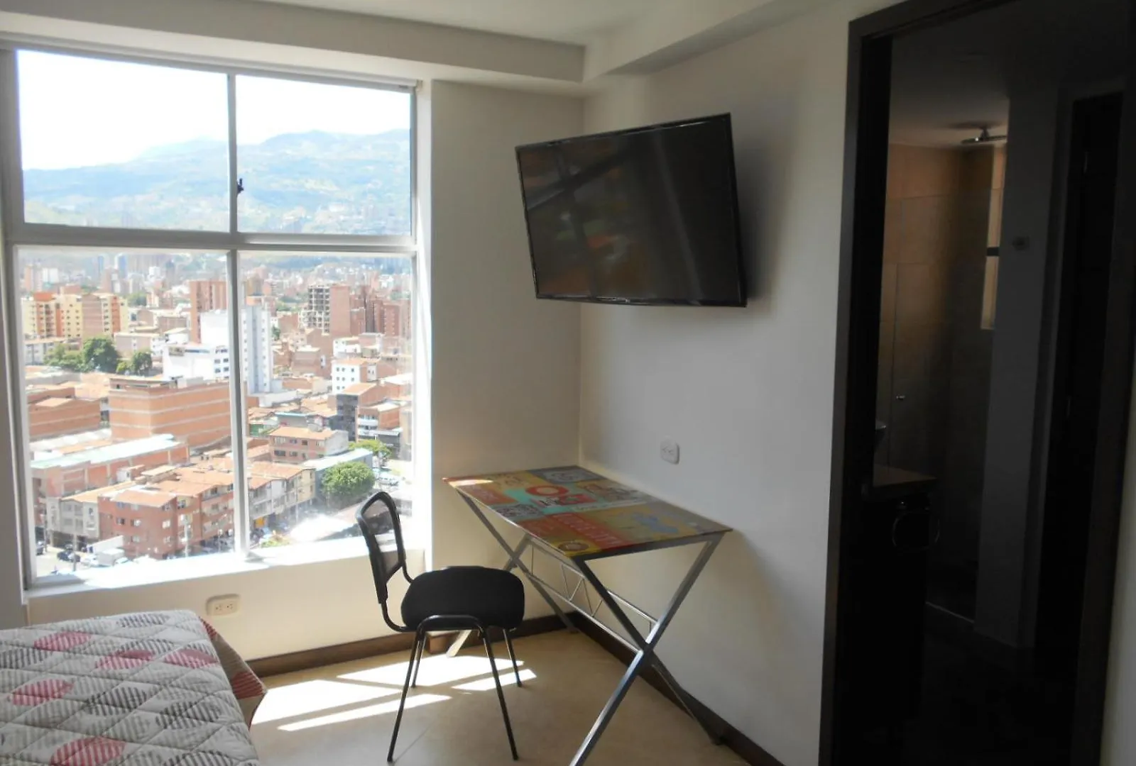 Laureles Penthouse, Jacuzzi-Rooftop Fun In The Sun Medellín Apartment